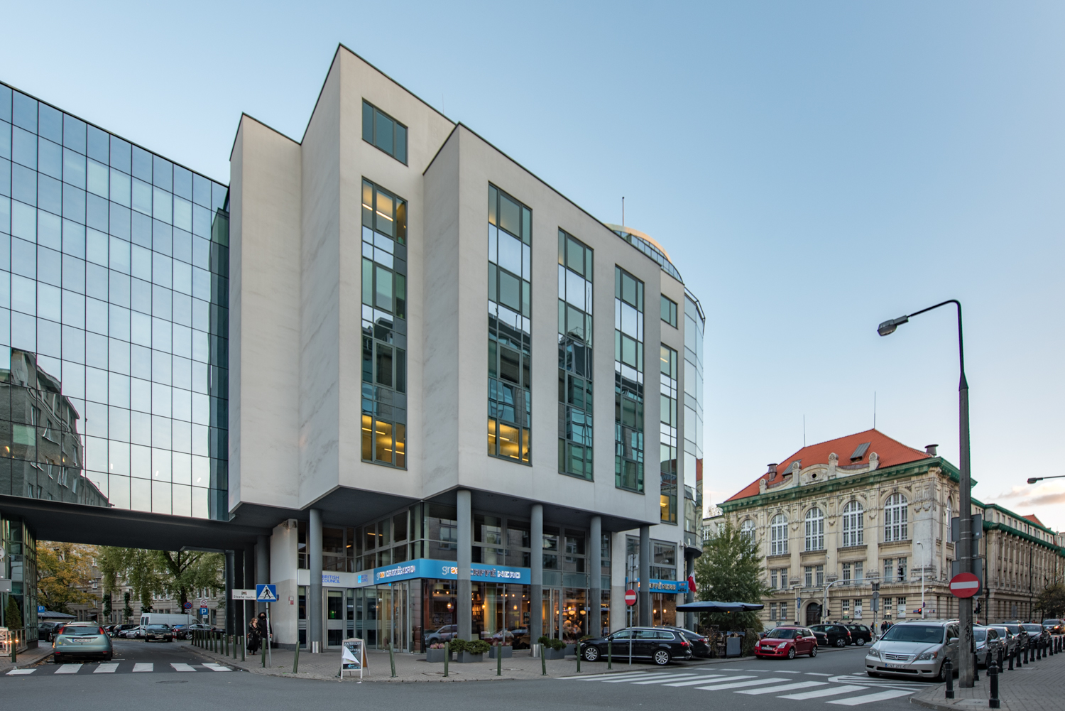 Zdjęcie architektury budynku IPC Business Park (obecnie 54 Koszykowa Trade Center)